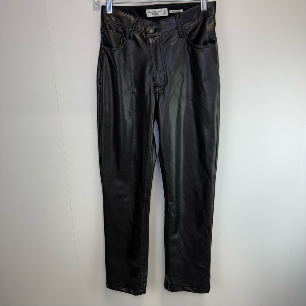 Abercrombie & Fitch 90's Straight Ultra High Rise Vegan Leather Pants 26/2 Short